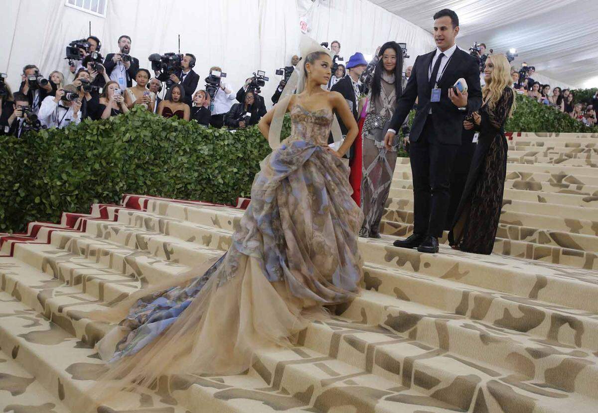 Ariana Grande trug ein Kleid bedruckt mit Motiven aus der Sixtinischen Kapelle.