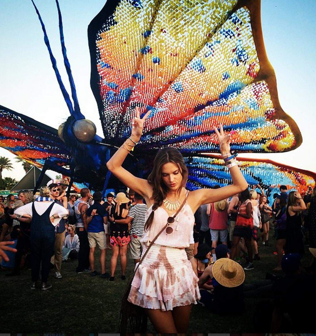 Musik und Mode liegen beim Coachella Festival in Kalifornien ganz nah beisammen. Batik und Fransen sorgen für Hippie-Feeling, weiß Victoria's Secret Model Alessandra Ambrosio.