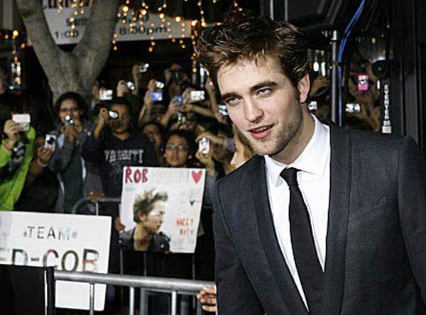 Wo der 23-jährige Londoner auftritt, da bricht eine Welle von Hysterie los. Die Klatschblätter sind voll mit Robert Pattinson, seit er in der Rolle des Vampirs Edward Cullen im ersten "Twilight"-Film zu sehen war. Das Liebesleben des ehemaligen Models wird zerpflückt.