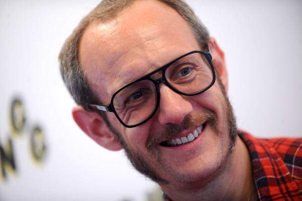 Terry Richardson dementiert die Vorwürfe gegen ihn. Bei dem Screenshot handele es sich um eine Fälschung, gab seine Sprecherin an. Es ist nicht das erste Mal, dass sich der umstrittene Fotograf gegen Anschuldigungen des unzüchtigen Verhaltens bei Fotoshoots, wehrt.