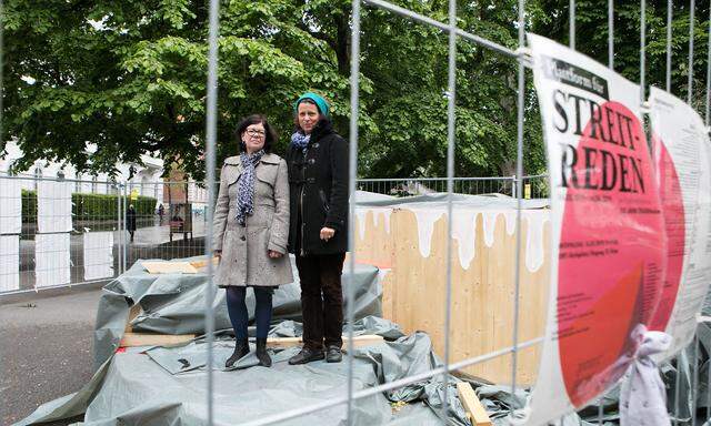 Barbara Holub (links) und Christine Hohenbüchler auf der Redeplattform vor der TU Wien, die inzwischen schon enthüllt wurde.