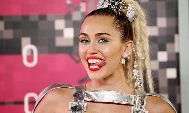 Singer and show host Miley Cyrus arrives at the 2015 MTV Video Music Awards in Los Angeles