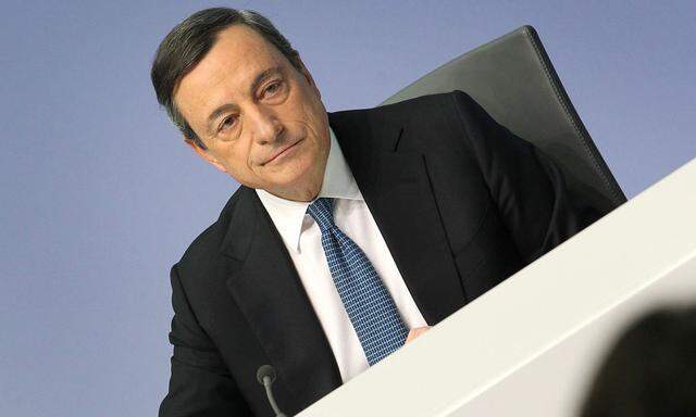 Schiefe Ebene: EZB-Chef Mario Draghi versucht verzweifelt, das Abrutschen in die Deflation aufzuhalten.