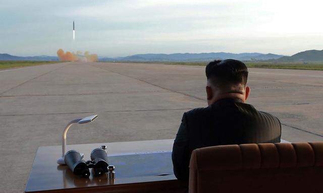 Kim Jong-un verfolgt einen Raketentest