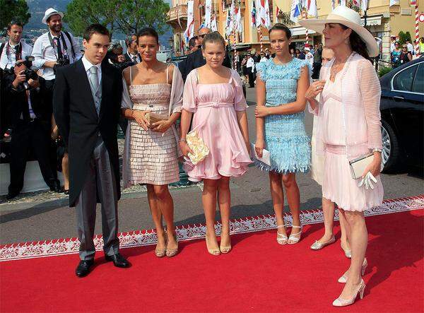 Nicht zu vergessen die Familie des Bräutigams: Prinzessin Stephanie (links), mit ihren Kindern Louis, Camille und Pauline und ihre Schwester Prinzessin Caroline von Hanover.