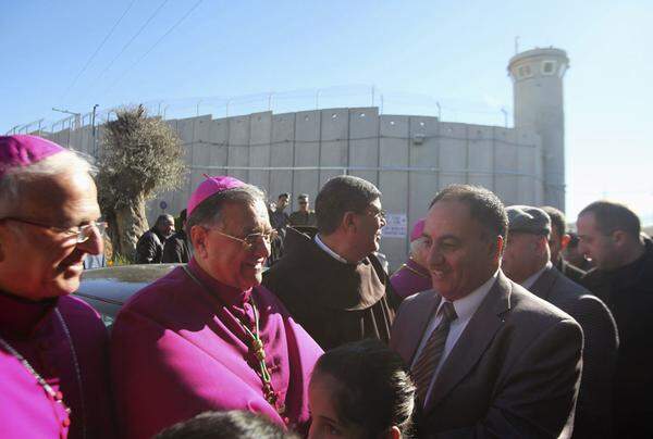 Der lateinische Patriarch Fuad Twal wird in Bethlehem begrüßt.