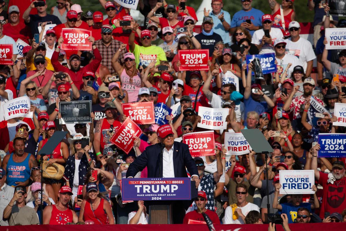 Trump steht am Rednerpult, Tausende von Anhängern sind zum Wahlkampfauftritt gekommen. 