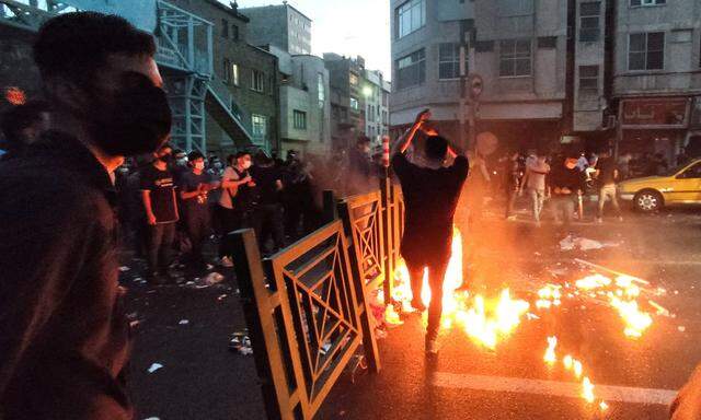 In der Hauptstadt Teheran brennen die Barrikaden nach dem gewaltsamen Tod Mahsa Aminis.  