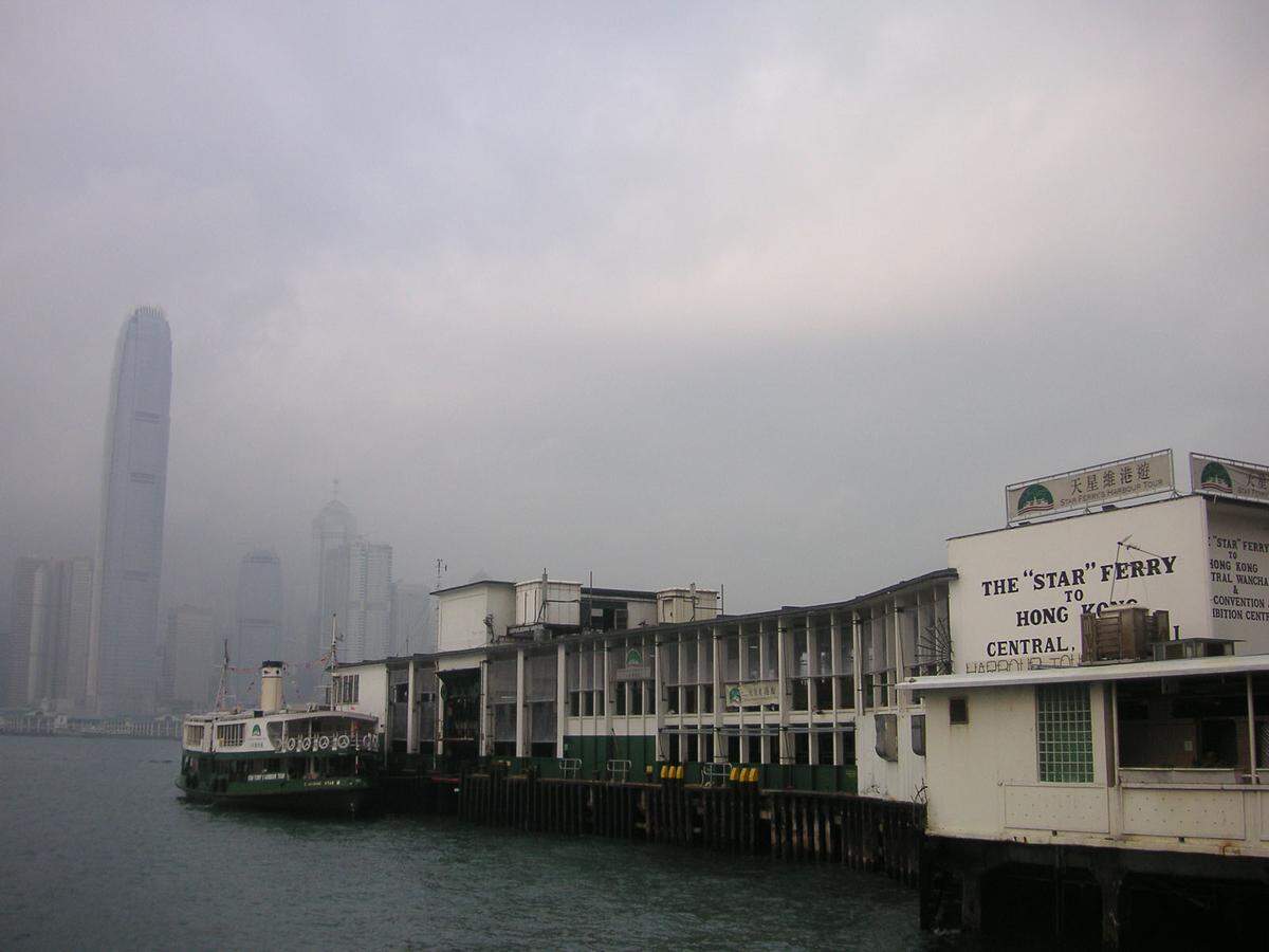 Manche behaupten, dass sich in Hongkong die wirklich sonnenklaren Tage pro Jahr an ein paar Händen abzählen lassen. Das ist Übertreibung. Aber ein bisschen Nebel und Smog sind fast immer da – nie weiß man genau, ob das eine oder das andere, oder gar eine Mischung? Die Anlegestation der Star Ferry bei „Central“ auf Hongkong Island stellt seit 139 Jahren die verlässlichste Verbindung nach Kowloon (Tsim Sha Tsui) dar. Fahrtdauer bei Überquerung des Victoria Harbours: 9 Minuten. Kosten: fast gar nichts. Bester Spaß in der Stadt!