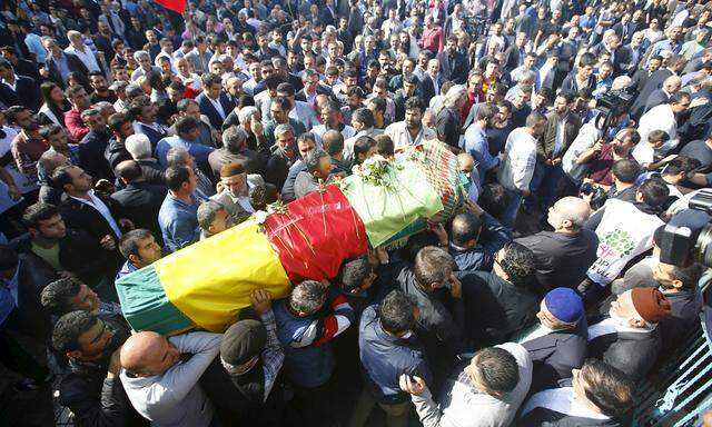 Ein Opfer des Terroranschlags wird in Istanbul beigesetzt.