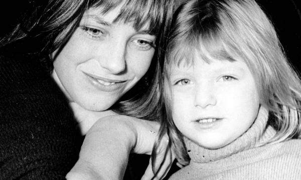 Jane Birkin musste 2013 ihre Tochter Kate Barry zu Grabe tragen. Die Fotografin starb nach einem Sturz aus dem Fenster ihres Pariser Appartements. Sie wurde 46 Jahre alt. Die Todesursache ist nicht vollständig geklärt.