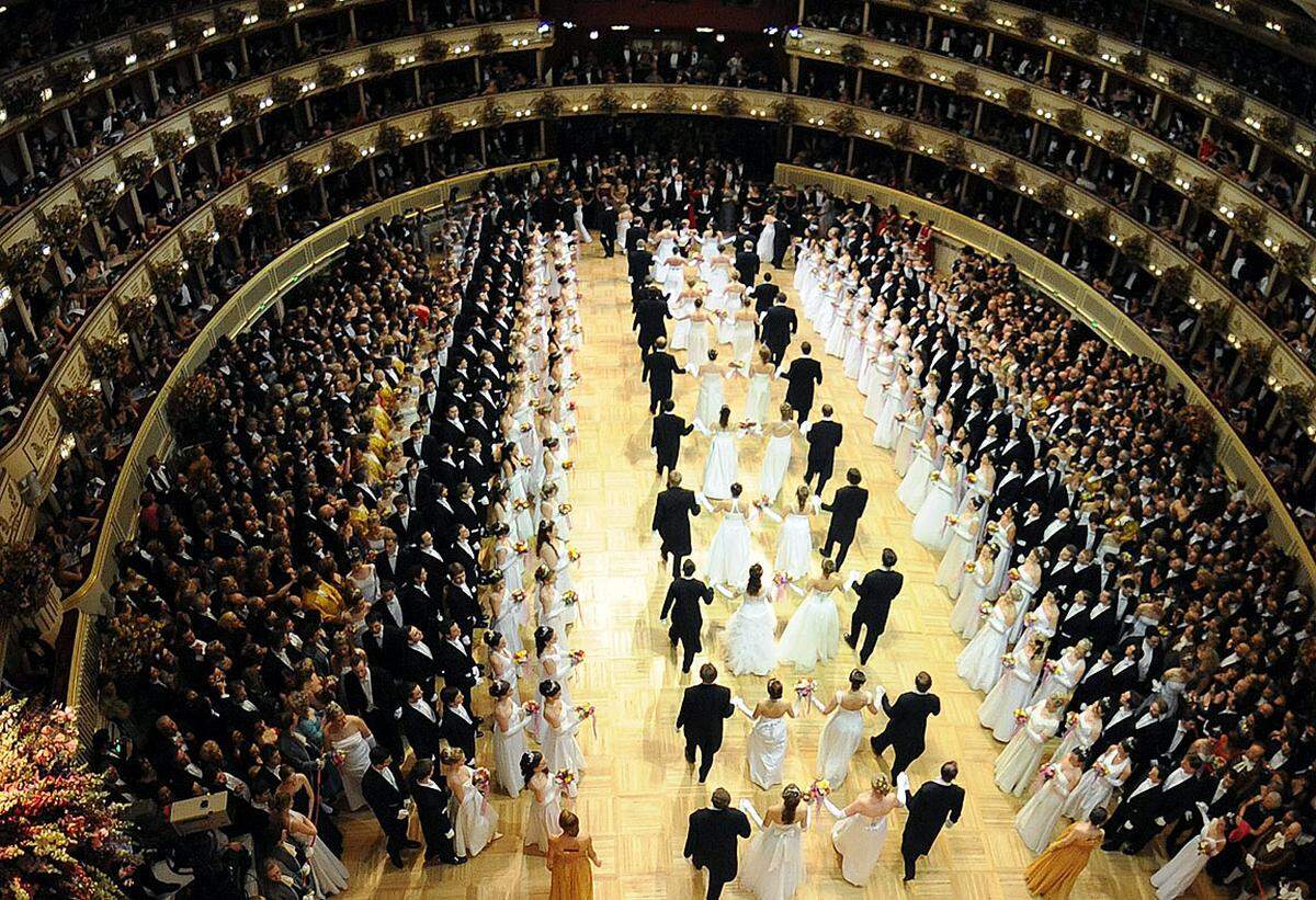 Nach den Musikstücken von Strauß, Rossini und Bizet zeichneten die 144 Debütanten-Paare unter der Choreographie von Ismet Özdek, Besitzer der Tanzschule "Isi-Dance" in Bruck an der Leitha, ein lebendes Klimt-Bild auf das Parkett.