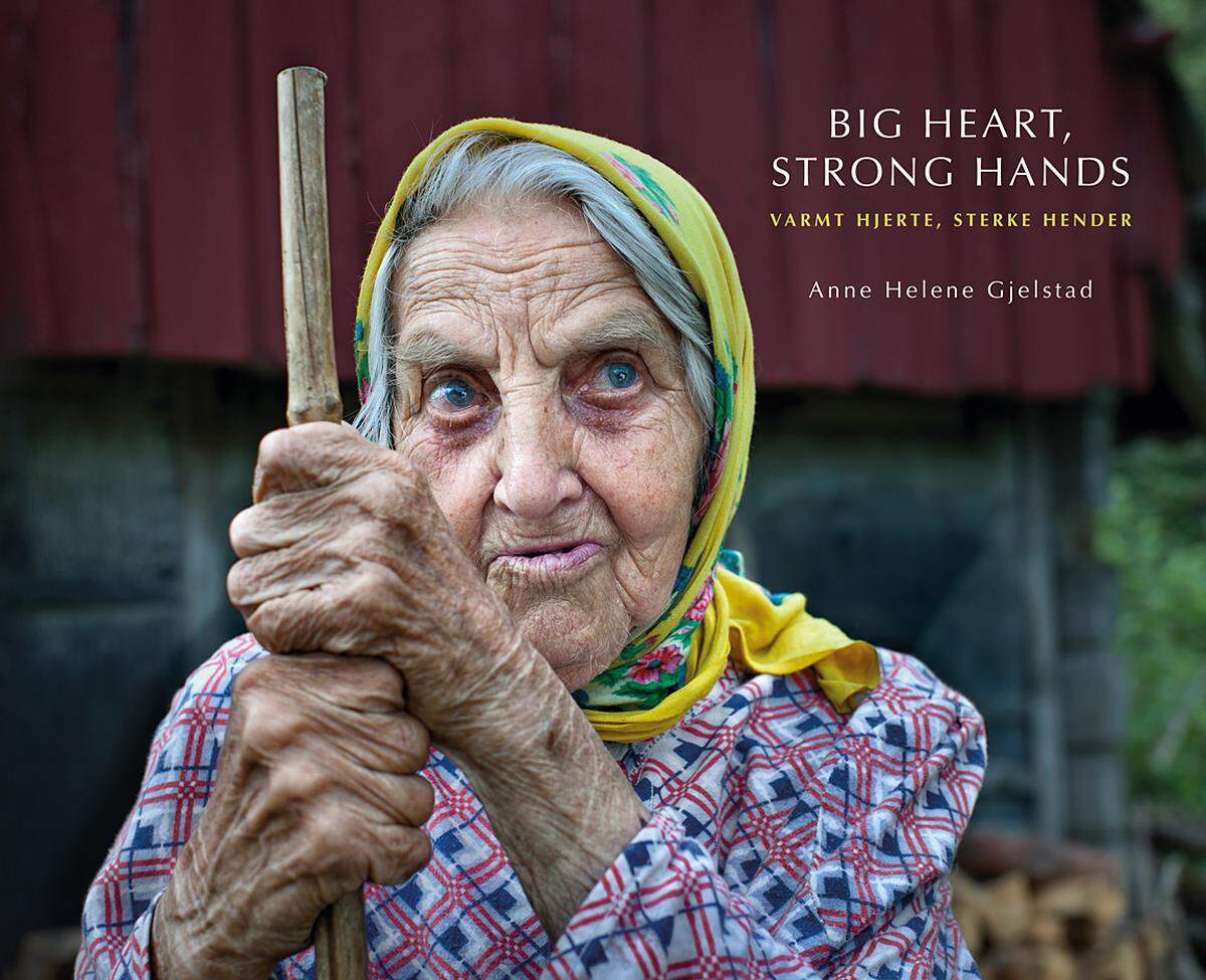 In ihrem Bildband "Big Hearts Strong Hands" porträtierte die norwegische Fotografin Anne Helene Gjelstad die Frauen, die auf den estnischen Inseln Kihnu und Manilaid leben. Die Ostsee-Inseln sind matriarchalisch geprägt. Gjelstad fotografierte unter anderem Saundi Mann, hier 2010. Tiefe Trauer prägte ihr Leben. Sie wurde in Sowjet-Zeiten zu Zwangsarbeit in einem Wald verpflichtet. Ihren kleinen Sohn nahm sie mit. Der Bub wurde von einem Baum erschlagen. &gt;&gt;&gt;  Anne Helene Gjelstad:"Big Hearts Strong Hands", Verlag Dewi Lewis, Englisch und Norwegisch
