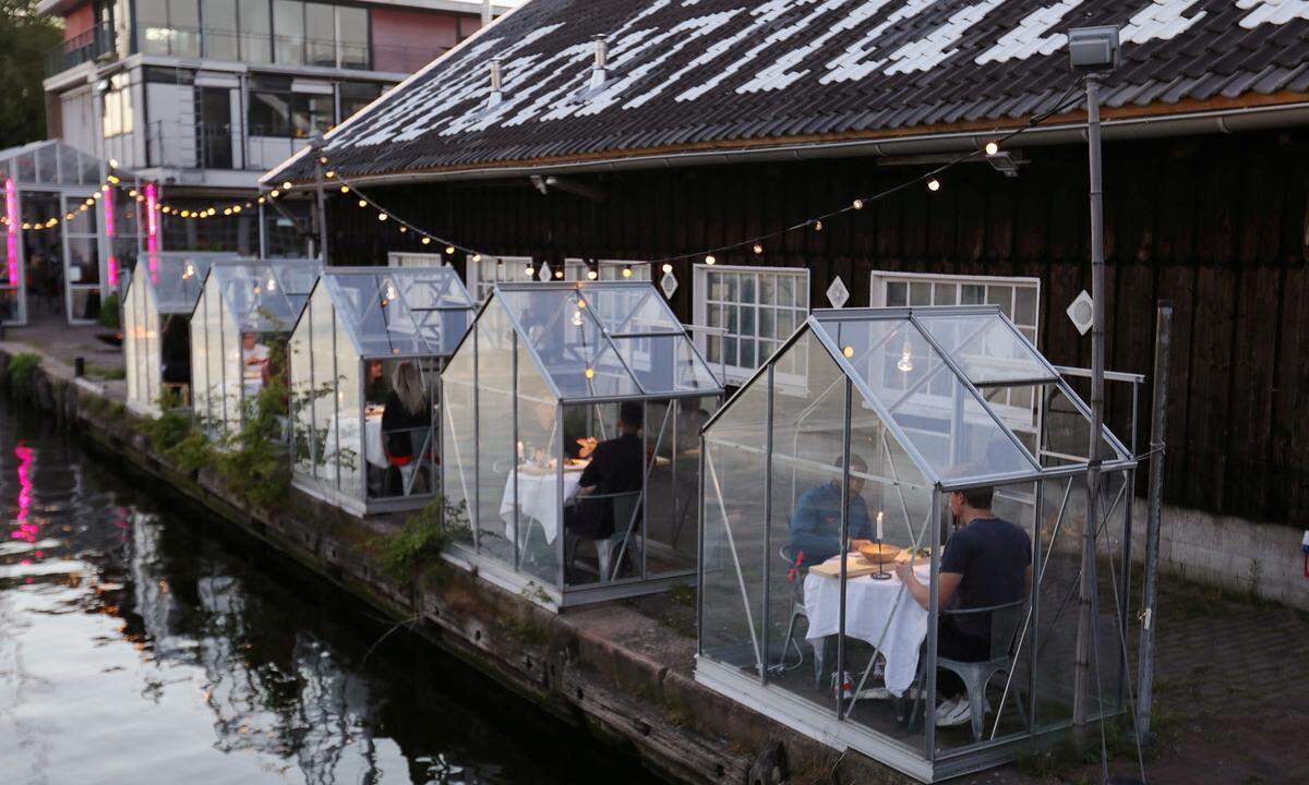 Wie sieht die Zukunft der Restaurants nach der (akuten) Coronakrise aus? Das Restaurant des Kunstcenters Mediamatic Biotopp auf der Insel Oosterdok in Amsterdam hat eine Idee entwickelt.