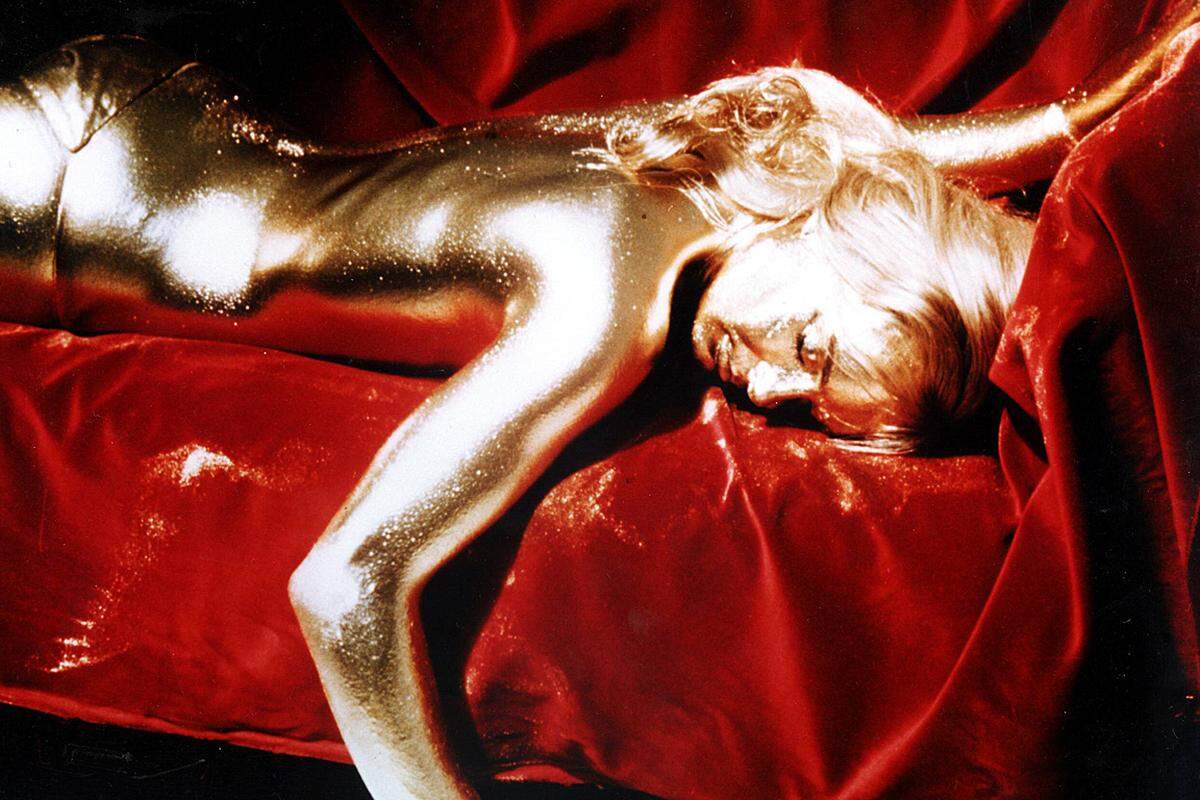 Den schönsten Tod starb wohl Shirley Eaton als Jill Masterson in "Goldfinger". Ihr Auftritt war kurz, aber glänzend. Übrigens: Man erstickt nicht, wenn der ganze Körper mit Gold überzogen wird.