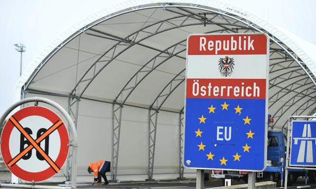 Kontrollzelt n der östereichisch-ungarischen Grenze bei Nickelsdorf. 