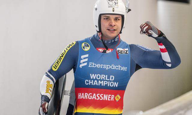 Jonas Müller jubelt bei der Heim-EM in Igls über sein erstes Gold.