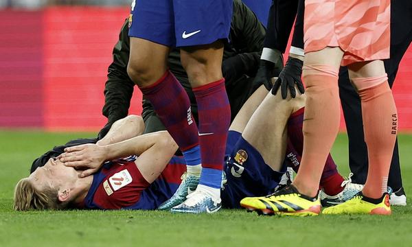 Der Moment des EM-Aus: De Jong verletzt sich bei Barca.