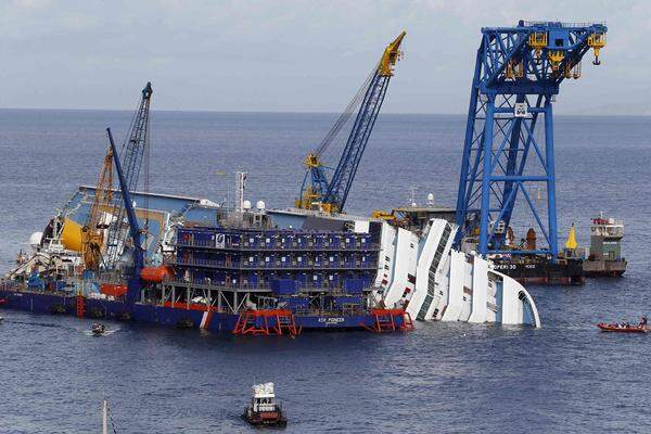 Die Bergungsarbeiten kamen nur schleppend voran und gestalten sich schwieriger als erwartet. Ursprünglich hatte man gehofft, bis zum ersten Jahrestag das Schiff abschleppen zu können. Am 17. September stand das Schiff schließlich wieder aufrecht.