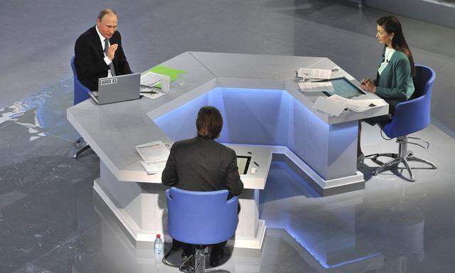 Wladimir Putin (li.) beantwortet in der Live-TV-Sendung 