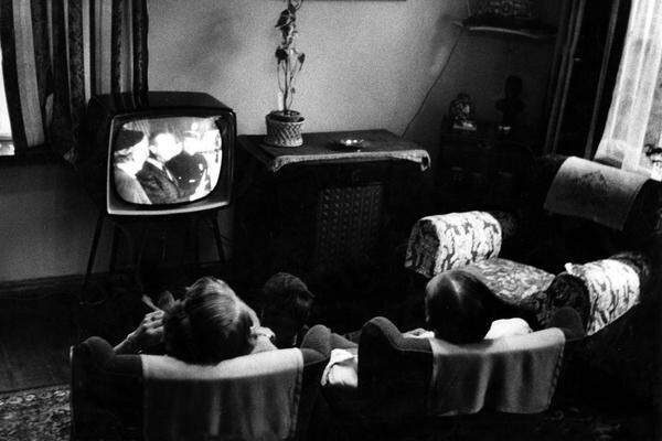 1962 verkündete der damals einzige schwedische TV-Sender den Beginn der Farbfernseh-Ära. Man müsse dafür nur einen Nylon-Strumpf über das Gerät ziehen - das Gewebe breche das Licht derart, dass aus einem schwarz-weißen Bild ein farbiges werde. Tausende Schweden sollen daraufhin Strümpfe über ihre Fernseher gespannt haben. Tatsächlich mussten sie noch bis 1970 auf das Farbfernsehen warten.