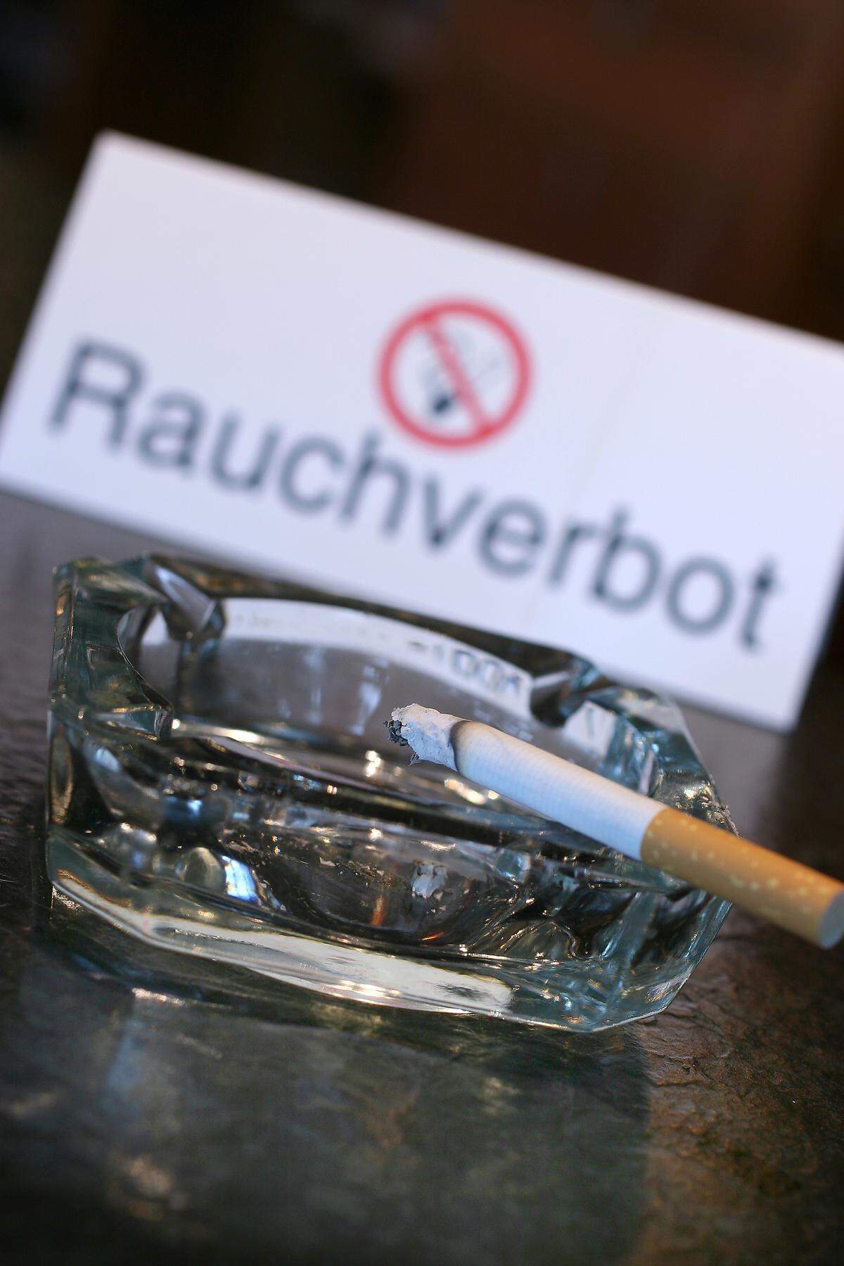 Besonders schlecht schneidet Österreich bei der Tabakgesetzgebung und dem Nichtraucherschutz ab. Hierzulande darf in Lokalen nach wie vor gequalmt werden, der Nichtraucherschutz ist auffallend schwach ausgeprägt. Gemeinsam mit Griechenland landet man in einer Wertung des Verbands der Europäischen Krebs-Ligen am letzten Rang unter 31 Staaten. Gewertet wurden die Kriterien Zigarettenpreise, Werbevorschriften, Tabakgesetzgebung, Warnhinweise und Maßnahmen, welche den Rauchern das Aufhören erleichtern sollen inklusive der für solche Aufgaben vorhandenen Budgets. Am besten ist der Nichtraucherschutz in Großbritannien, Irland, Norwegen und der Türkei ausgebaut.