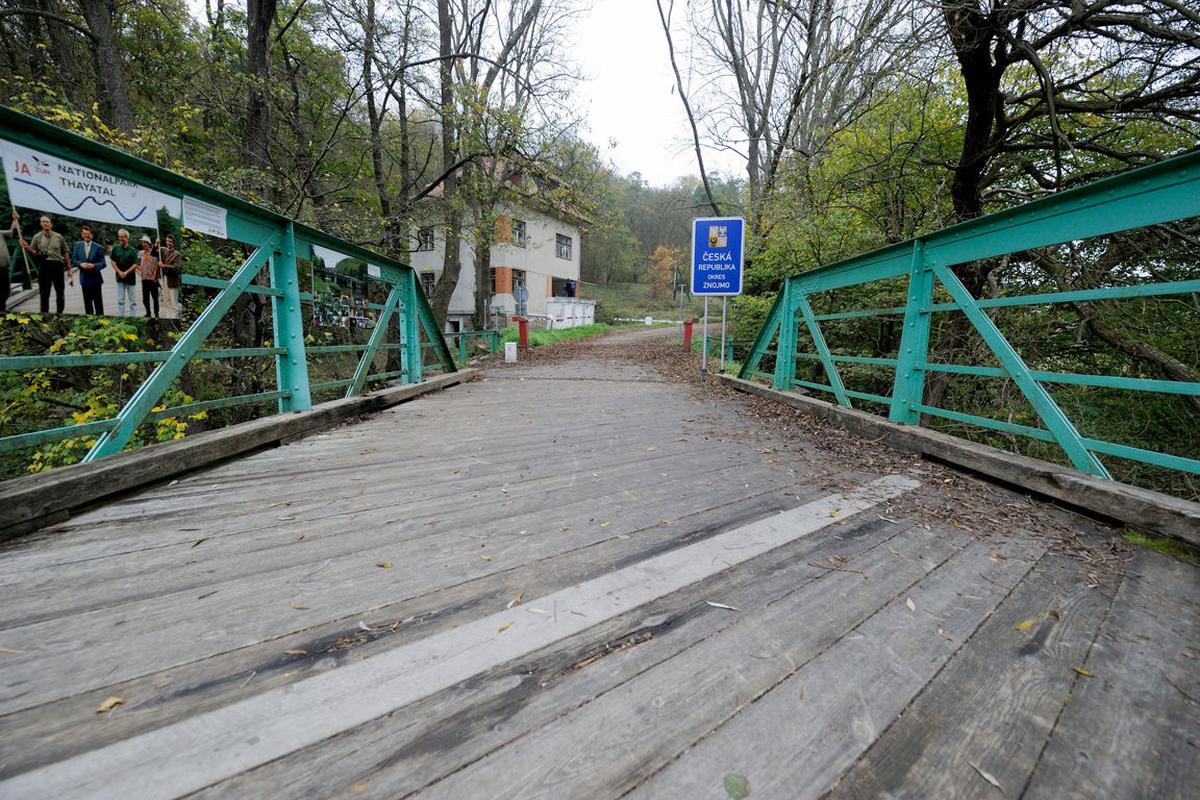 Zuvor war die Brücke lang ein Symbol der Trennung. 1938 wurde der Übergang durch einen schweren Schranken gesperrt.