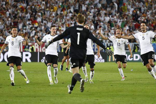 ...am Ende bejubelt das DFB-Team um Keeper Manuel Neuer den ersten Sieg über den Angstgegner.