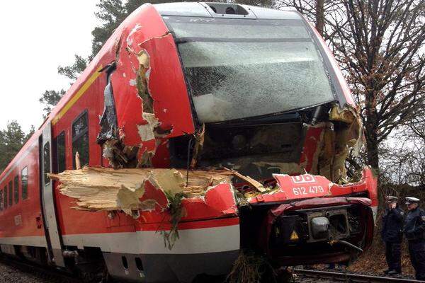 Orkan "Niklas" hat mit Windgeschwindigkeiten bis zu 192 km/h in Deutschland, Österreich und der Schweiz eine Spur der Verwüstung hinterlassen. Nahe der deutschen Stadt Pegnitz wurde der Expresszug Bayreuth-Nürnberg von einem umgefallenen Baum zerstört.