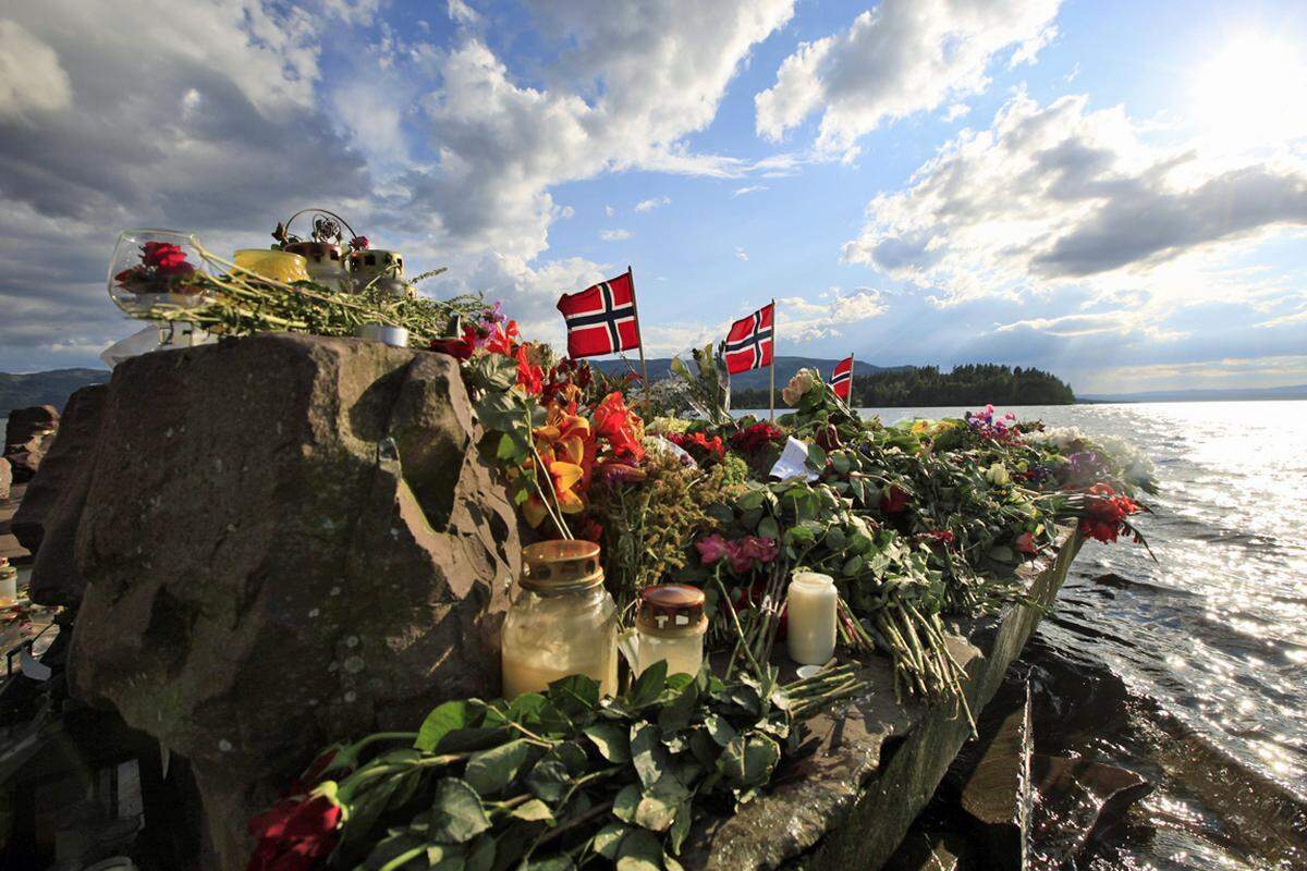 In Norwegen flattern nach wie vor Fähnchen am Ufer in Sundvolle nahe Oslo über Blumen und Trauergestecke vor der Insel Utöya, wo Attentäter Anders Behring Breivik 69 Menschen tötete.