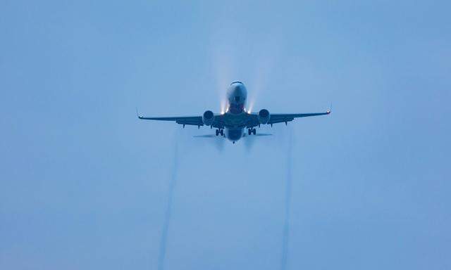 Ein Airbus über dem Flughafen München. Experten sind von der Aktie des Flugzeugbauers angetan.