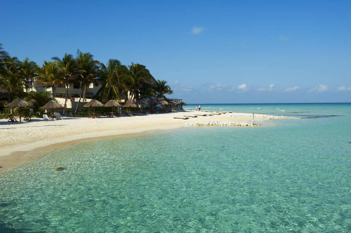 Der Strand befindet sich auf der Insel Ilsa Mujeres, direkt vor der Küste Cancuns. 500 Meter lang ist der Sandstrand, Urlauber spazieren hier gerne durch das klare und seichte Wasser. Gemütliche Strandbars laden darüber hinaus zum Verweilen ein.