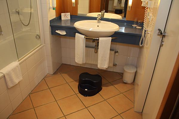 Für die kleinen Gäste hat das Hotelmanagement das Zimmer der beiden hergerichtet. Ein Hocker für den Vierjährigen.