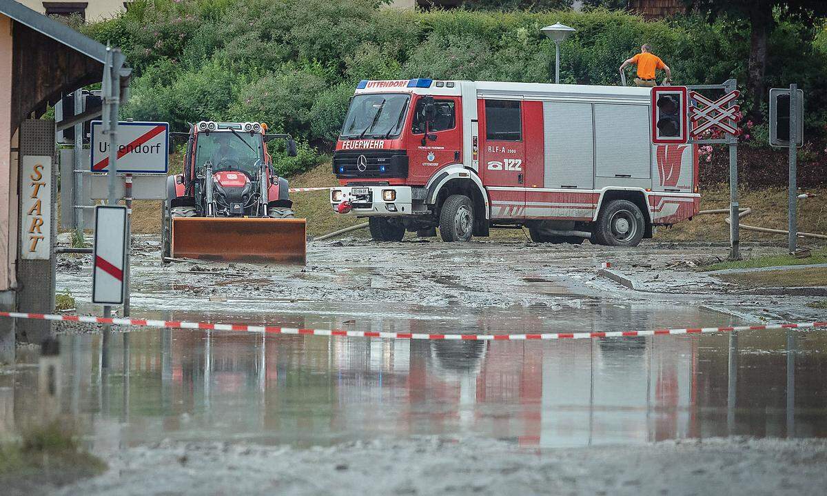 Die Bewohner zahlreicher Gebäude wurden kurzzeitig von den Wassermassen eingeschlossen, es gab aber keine Verletzten. Am Dienstag waren noch etwa 150 Feuerwehrleute im Einsatz, sowie etwa 50 Bundesheersoldaten.