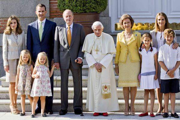 Am Freitagvormittag wurde der Papst vor dem privaten Treffen mit König Juan Carlos I. im Zarzuela Palast von der spanischen Königsfamilie empfangen.