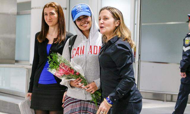 Kanadas Außenministerin Chrystia Freeland empfing die junge Frau am Samstag auf dem Lester Pearson International Airport in Toronto.