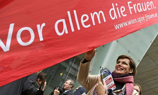 SPÖ-Chefin Pamela Rendi-Wagner verteilte am Mittwoch in Wien-Mitte Flyer für das Frauenvolksbegehren.