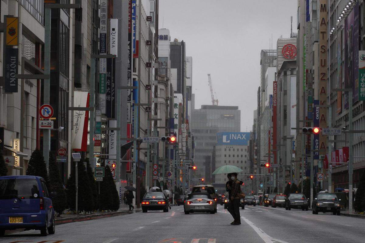 Zahlreiche hochkarätige internationale Mode- und Luxusgütermarken haben auf der Chūō-dōri, der zentralen Straße der Ginza, dem Hauptgeschäftsviertel in Tokyo, ihre Flagship-Stores. Dafür sind die Mieter bereit bis zu 8962 Euro pro Quadratmeter zu berappen.