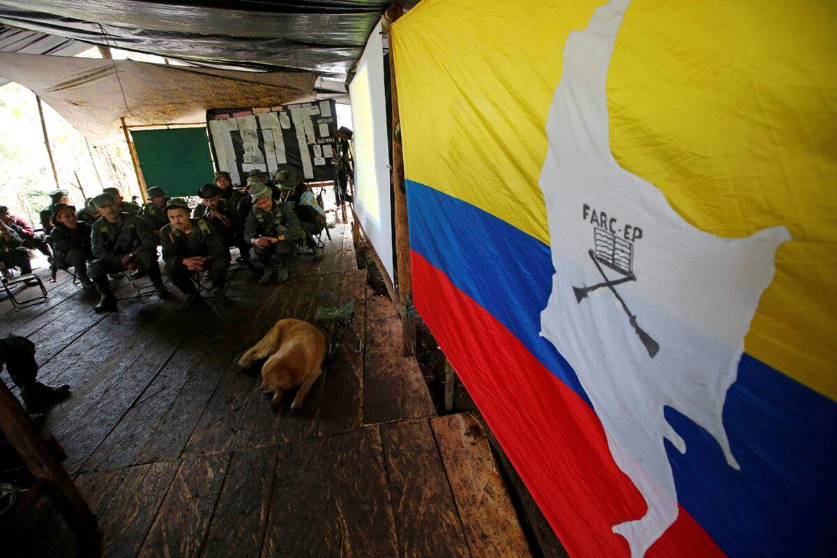 Die Waffen sollen in Kolumbien nach über 50 Jahren Konflikt dauerhaft schweigen. Für etwa 7000 Kämpfer der FARC bedeutet das einen Neubeginn. Sie müssen ihre Waffen abgeben.