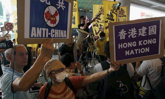 Viele Demonstranten sind gegen eine Abhängigkeit von China.