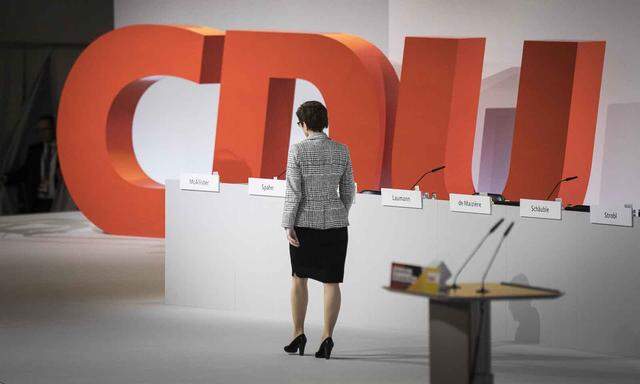 Die neue CDU-Chefin löste eine heftige Debatte über Meinungsfreiheit im Internet aus. 