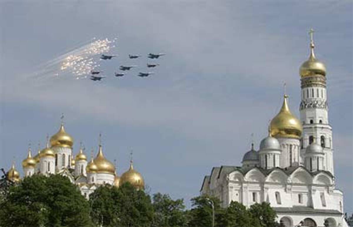 Kampfflugzeuge donnerten über das Zentrum der Hauptstadt und am Boden nahm der vor zwei Tagen vereidigte Präsident Dmitri Medwedew den Aufmarsch tausender Soldaten und modernster Waffensysteme ab.