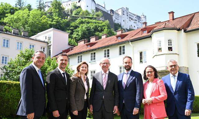  Die neue Salzburger Landesregierung: Christian Pewny (FPÖ), Martin Zauner (FPÖ), Marlene Svazek (FPÖ), Landeshauptmann Wilfried Haslauer (ÖVP), Stefan Schnöll (ÖVP), Daniela Gutschi (ÖVP) und Josef Schwaiger (ÖVP).