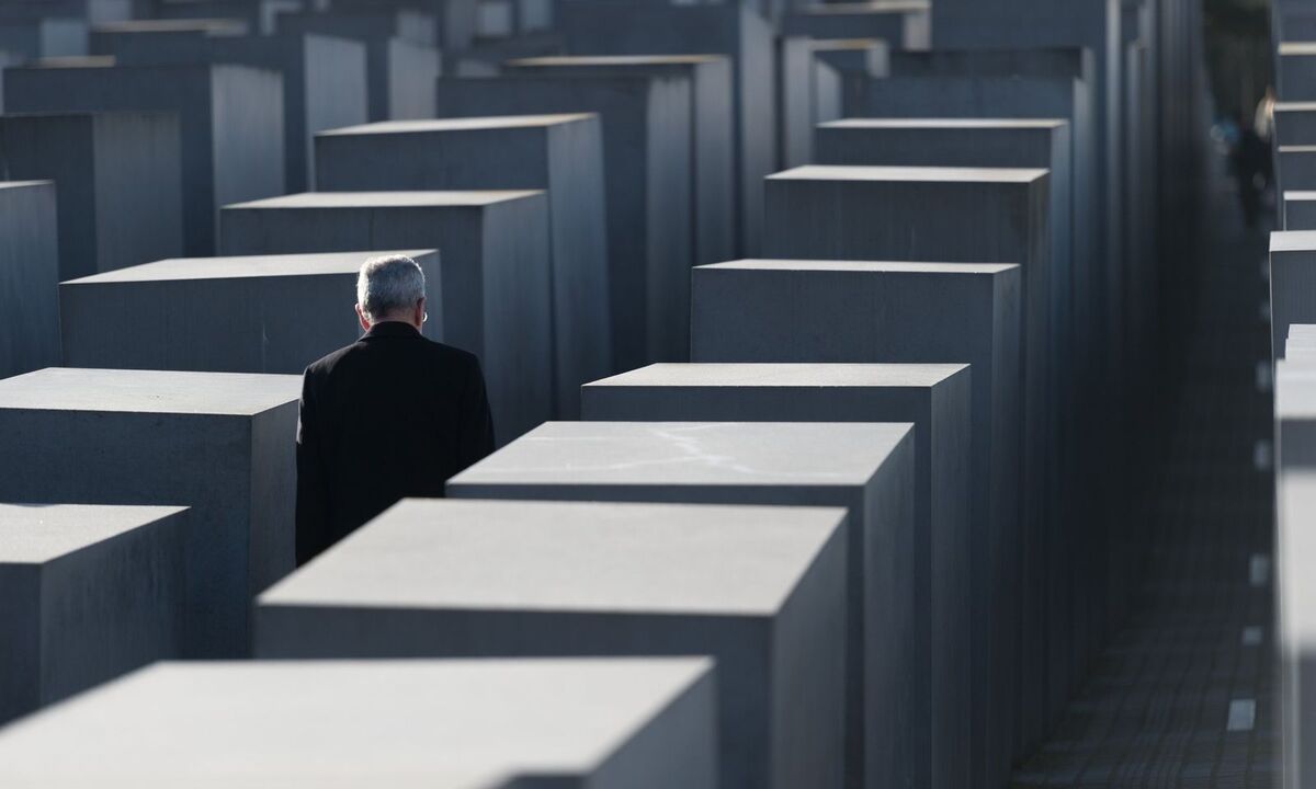 Alexander Van der Bellen besichtigt das Denkmal für die ermordeten Juden Europas.