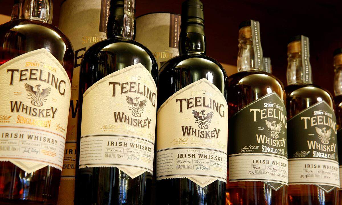 Irische Whiskeyproduzenten legen wert auf das „e“ vor dem „y“ im Namen. Außerdem wird das Getreide (im Unterschied zum schottischen Whisky) nicht über Torffeuer, sondern Kohlefeuer getrocknet und dreimal, statt zweimal gebrannt.