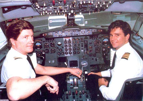 Während der Ölkrise verliert der US-Pilot Kim Lundgren seinen Job bei der Pan American in Europa. Er kehrt aber nicht in die USA zurück, sondern gründet eine Charter-Fluggesellschaft: Air Berlin. 1978 wird sie im US-Bundesstaat ins Handelsregister eingetragen.  