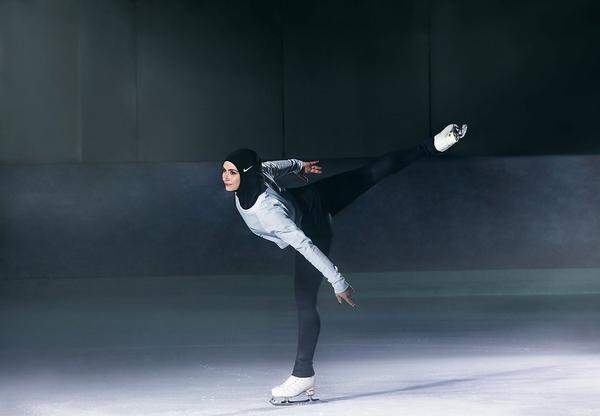 Während sich Testimonials wie Eiskunstläuferin Zahra Lari aus den Emiraten höchst erfreut über das Produkt von Nike zeigen, nennen Kritiker die Entscheidung der Firma "Geldmacherei aus Unterdrückung".