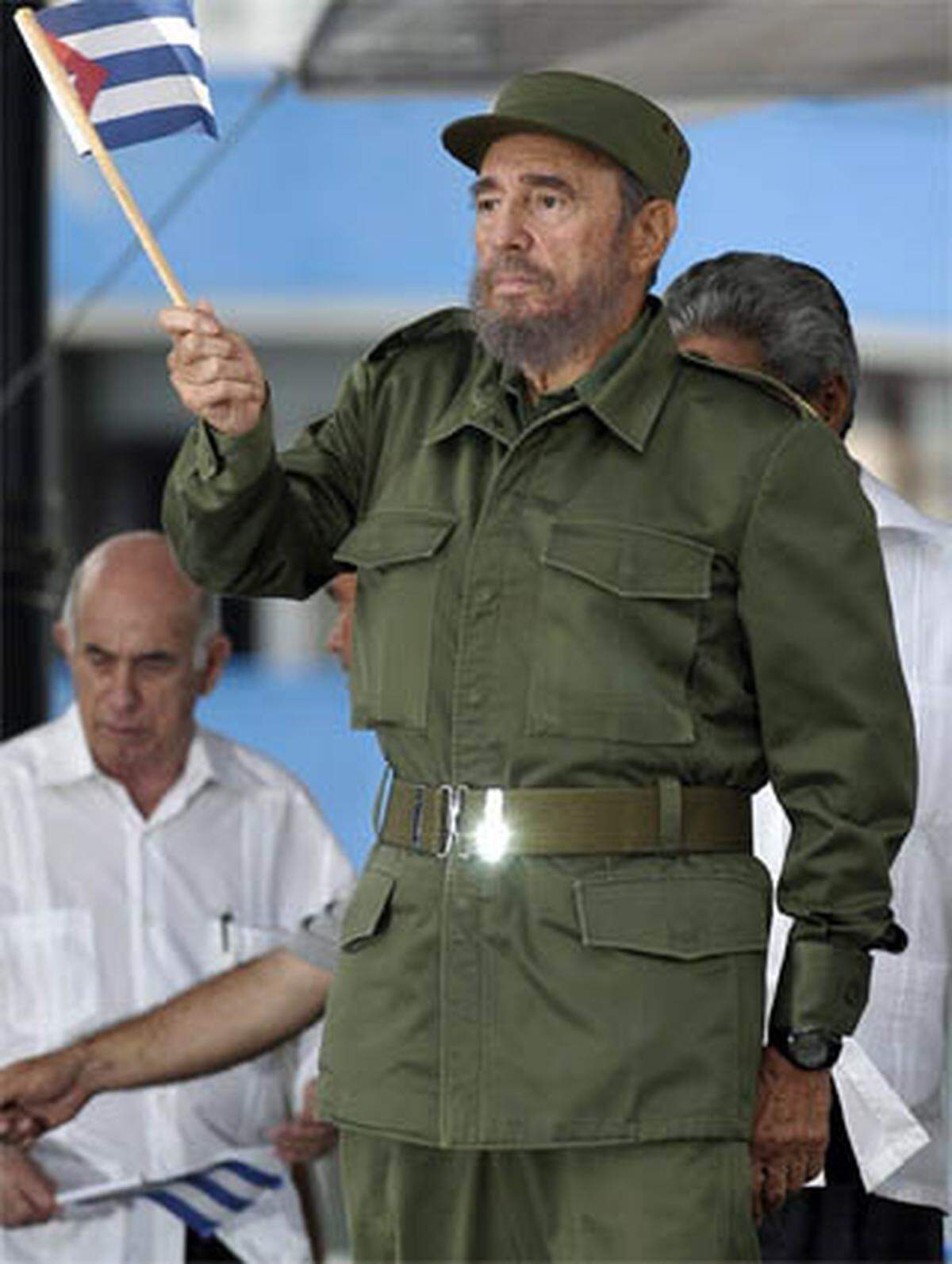 Kubas früherer Staatschef Fidel Castro zeigt, wie sich das Modebewusstsein mit zunehmenden Alter ändern kann. Trat er früher stets im schneidigen Tarnanzug auf....