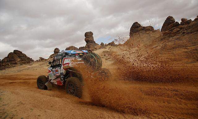 Im speziellen Rallye-Auto pflügt Aliyyah Koloc sich ihren Weg durch den saudiarabischen Wüstensand.