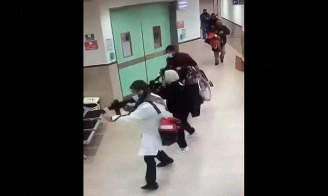 Aufnahmen der Überwachungskamera im Ibn-Sina-Spital in Jenin: Israels Undercover-Kommando rückt vor.